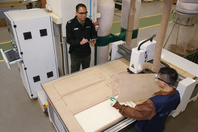 壁屋监狱木工工场的电脑数控雕刻机，能优化作业流程，提高生产效率及安全水平。