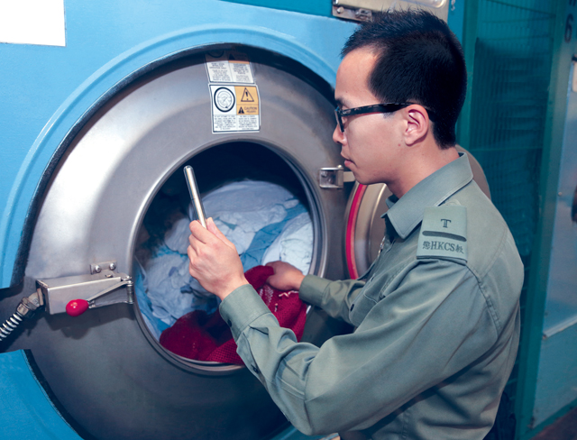 本署为增强对商业洗熨服务的品质监控，引入了多款品检测量仪器包括水温记录仪、反光表及湿度计等，以确保符合医院管理局订立的洗熨品质标准。