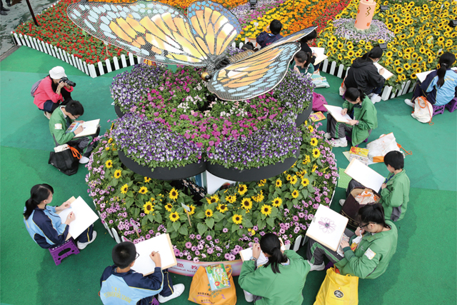 以循环再用物料造成的更生蝴蝶在香港花卉展览中飞舞，吸引不少访客写生。