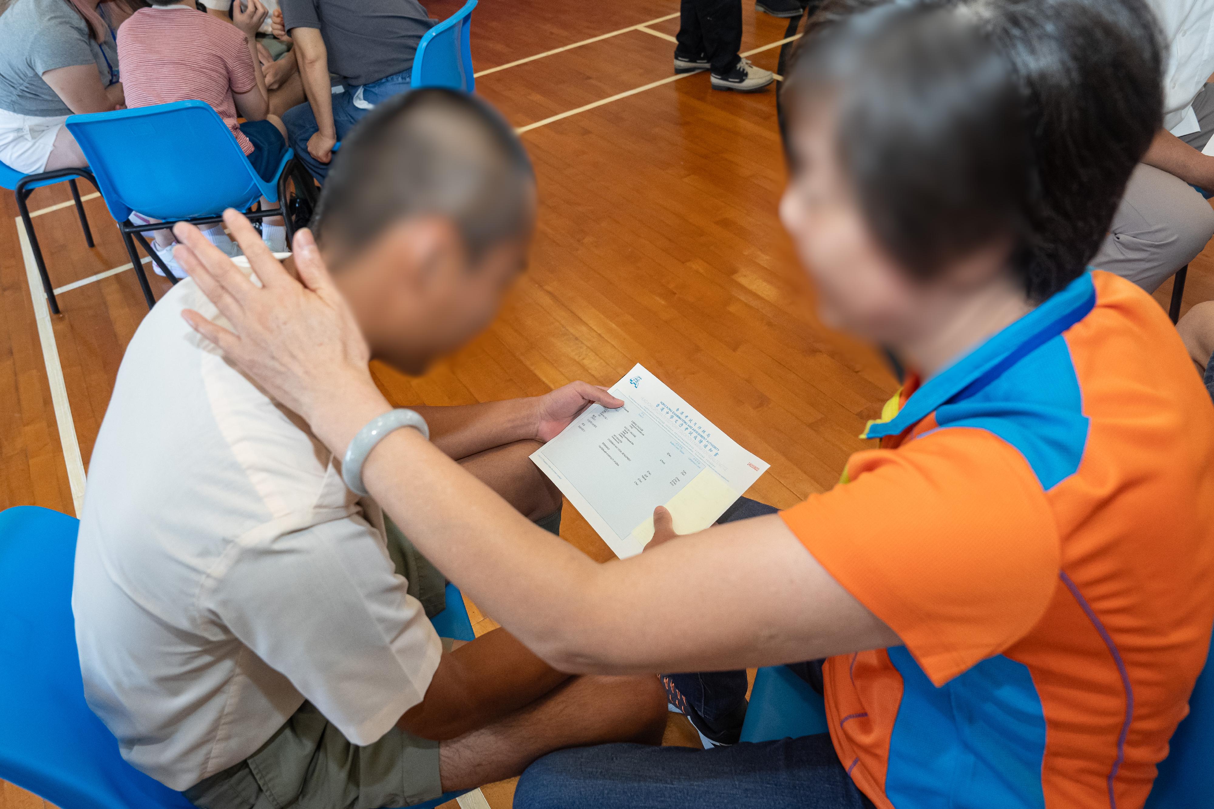 The results of the Hong Kong Diploma of Secondary Education Examination were released today (July 17). Fourteen young persons in custody (PICs) enrolled in the examination this year. Photo shows a young PIC sharing his learning achievement with his family member.