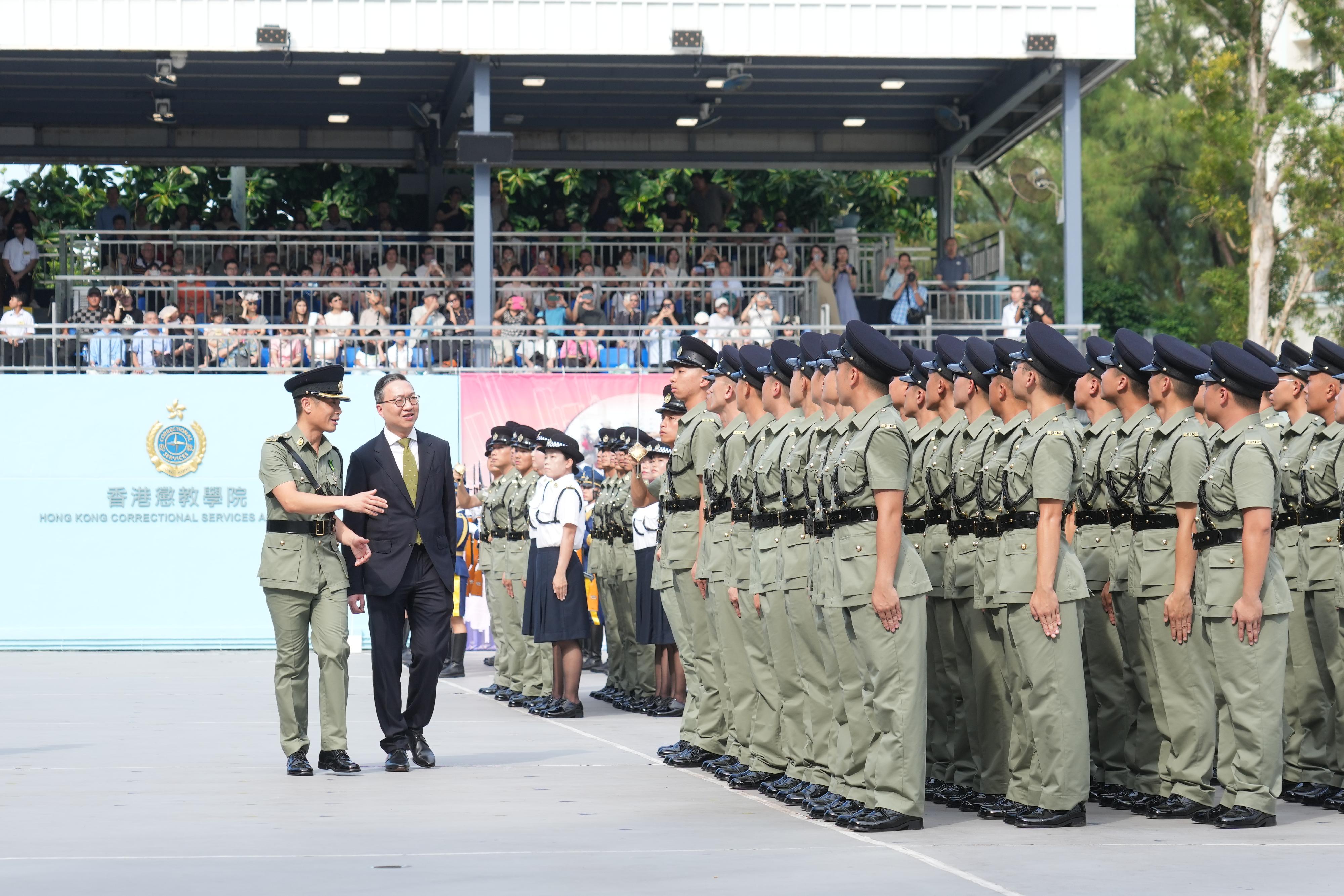 懲教署今日（八月二日）在香港懲教學院舉行學員結業會操。圖示律政司司長林定國資深大律師（左二）檢閱結業學員。