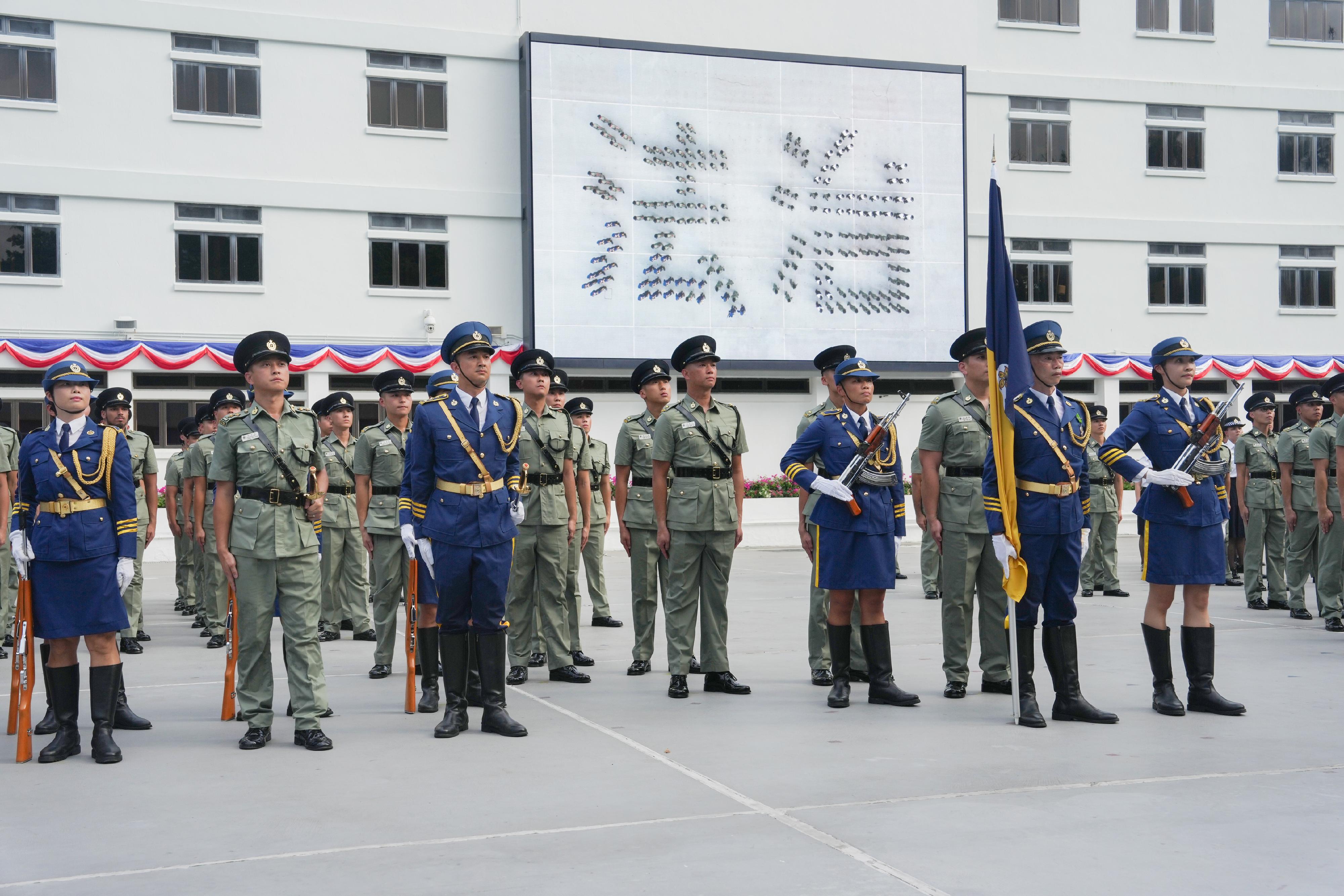 懲教署今日（八月二日）在香港懲教學院舉行學員結業會操。圖示結業學員以步操拼出「法」「治」字樣，表現他們心繫香港，同心守護法治的決心。