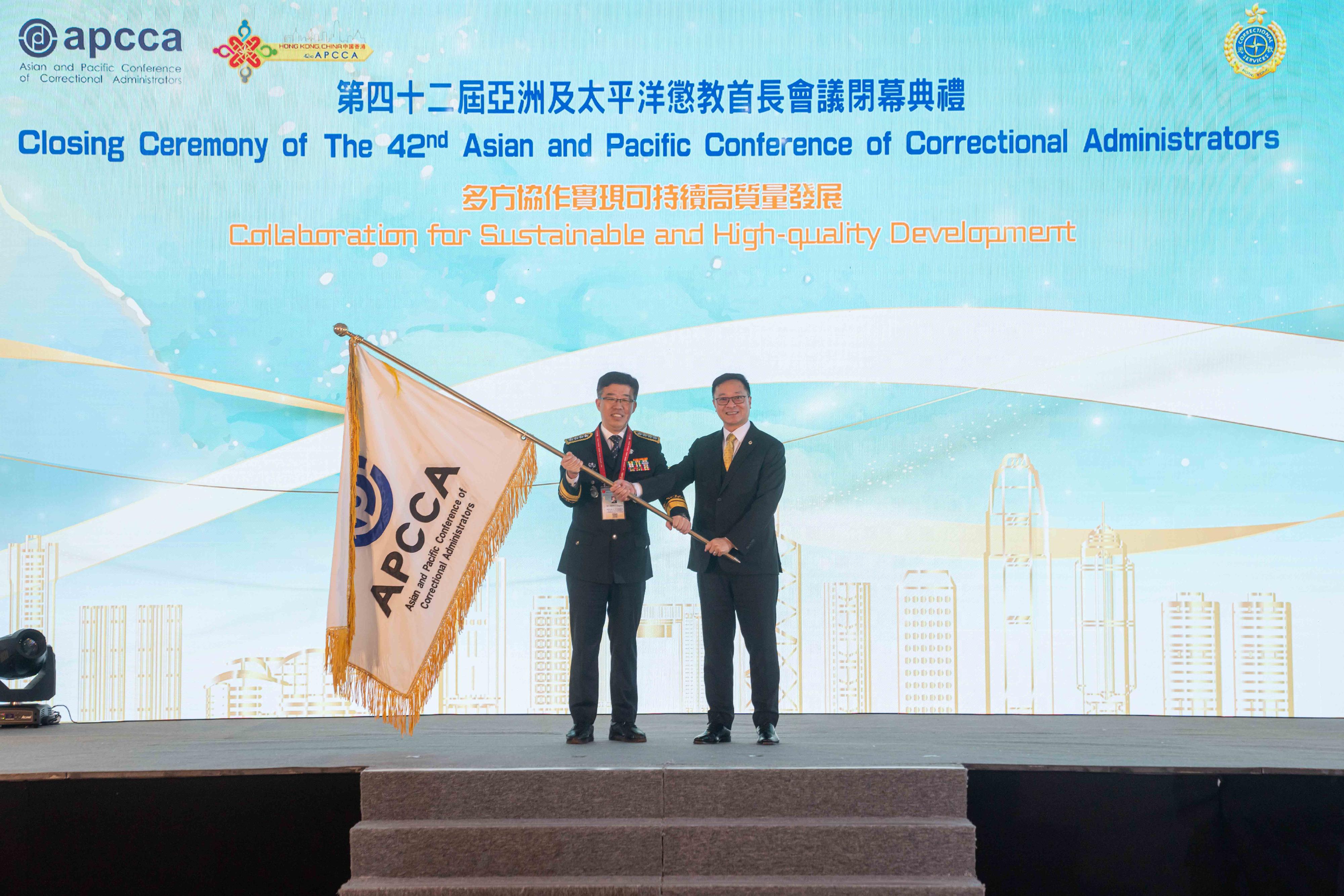 The 42nd Asian and Pacific Conference of Correctional Administrators (APCCA), hosted by the Correctional Services Department, concluded today (November 21). Photo shows the Commissioner of Correctional Services, Mr Wong Kwok-hing (right), handing over the APCCA flag to Mr Shin Yong-hae (left), the Commissioner General of Korea Correctional Service of the Ministry of Justice, which will host the APCCA next year.