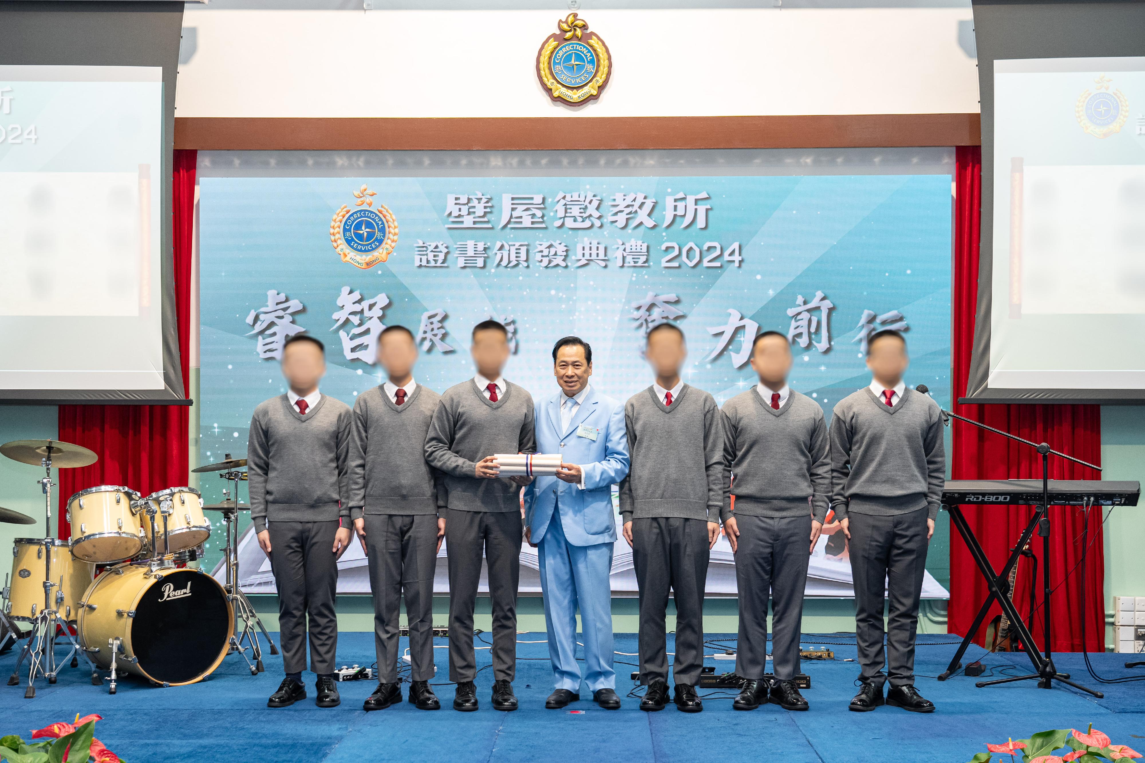 Young persons in custody at Pik Uk Correctional Institution of the Correctional Services Department were presented with certificates at a ceremony today (December 5) in recognition of their efforts and achievements in studies and vocational examinations. Photo shows the Chairman of the Board of Directors of Sik Sik Yuen, Mr Lai Chak-sum (centre), presenting certificates to young persons in custody.