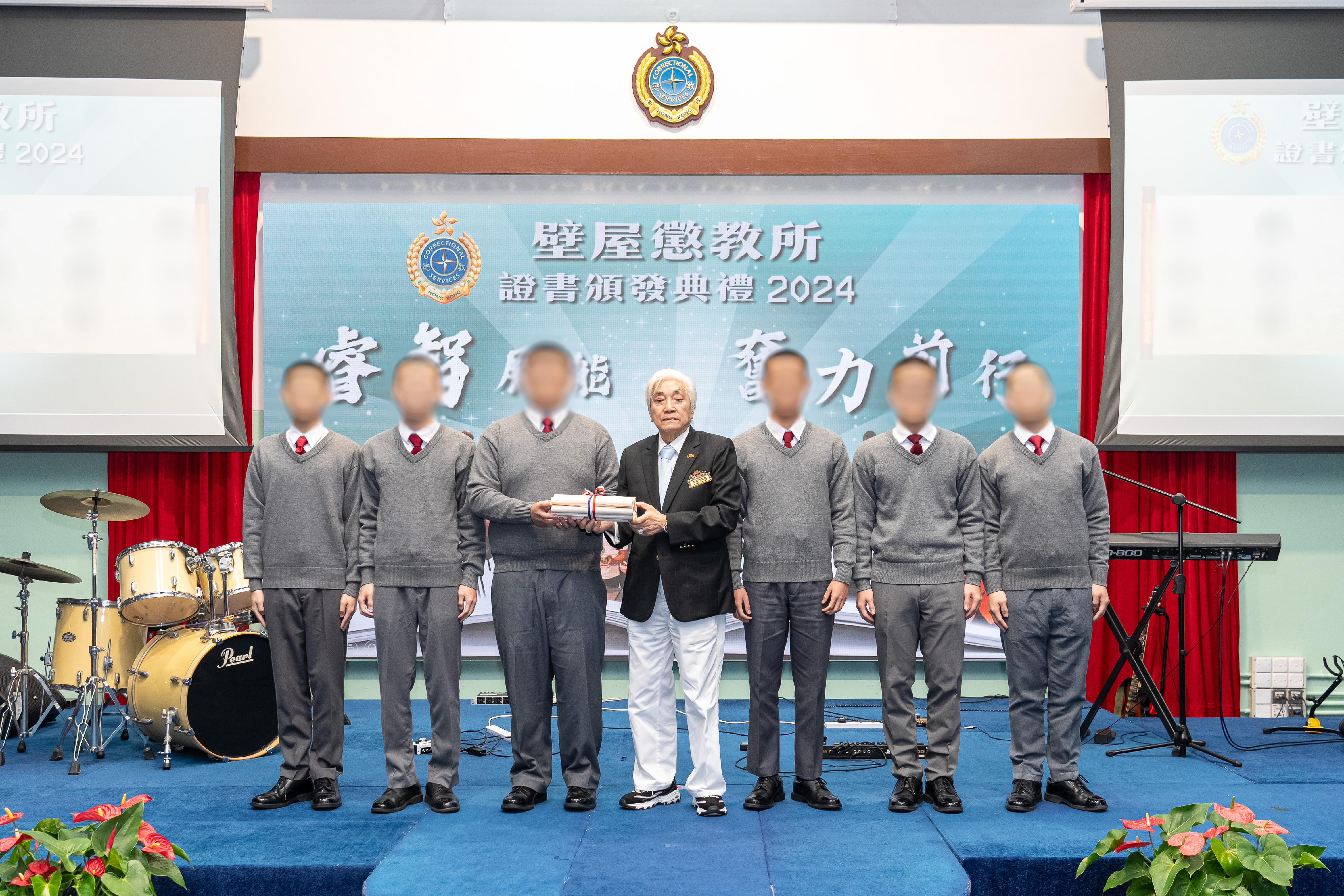 Young persons in custody at Pik Uk Correctional Institution of the Correctional Services Department were presented with certificates at a ceremony today (December 5) in recognition of their efforts and achievements in studies and vocational examinations. Photo shows the Abbot of Sik Sik Yuen Wong Tai Sin Temple, Dr Lee Yiu-fai (centre), presenting certificates to young persons in custody.